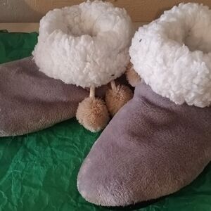 Cozy Women's Slippers with Pom Poms